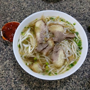 1군 여행자 거리에 위치한 쌀국수 집 Pho Quynh